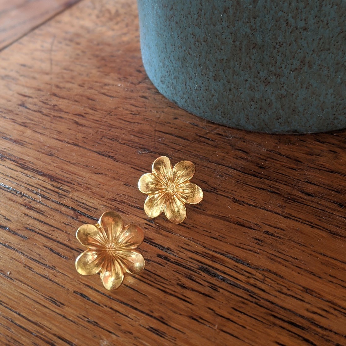 Boucles D'oreilles Percées - Clous Couleur Or Avec émail Noir - Style Vintage élégant - Occasion