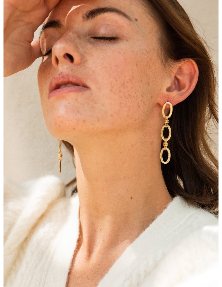 Boucles d’oreilles longues dorées Axelle - Un De Ces Quatre - Comptoir Doré