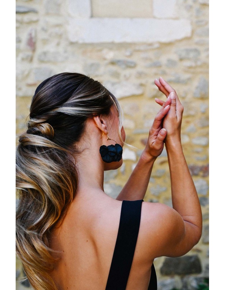 Boucles d'oreilles fleurs stabilisées hortensia noir - L'Atelier de Clotilde - Comptoir Doré