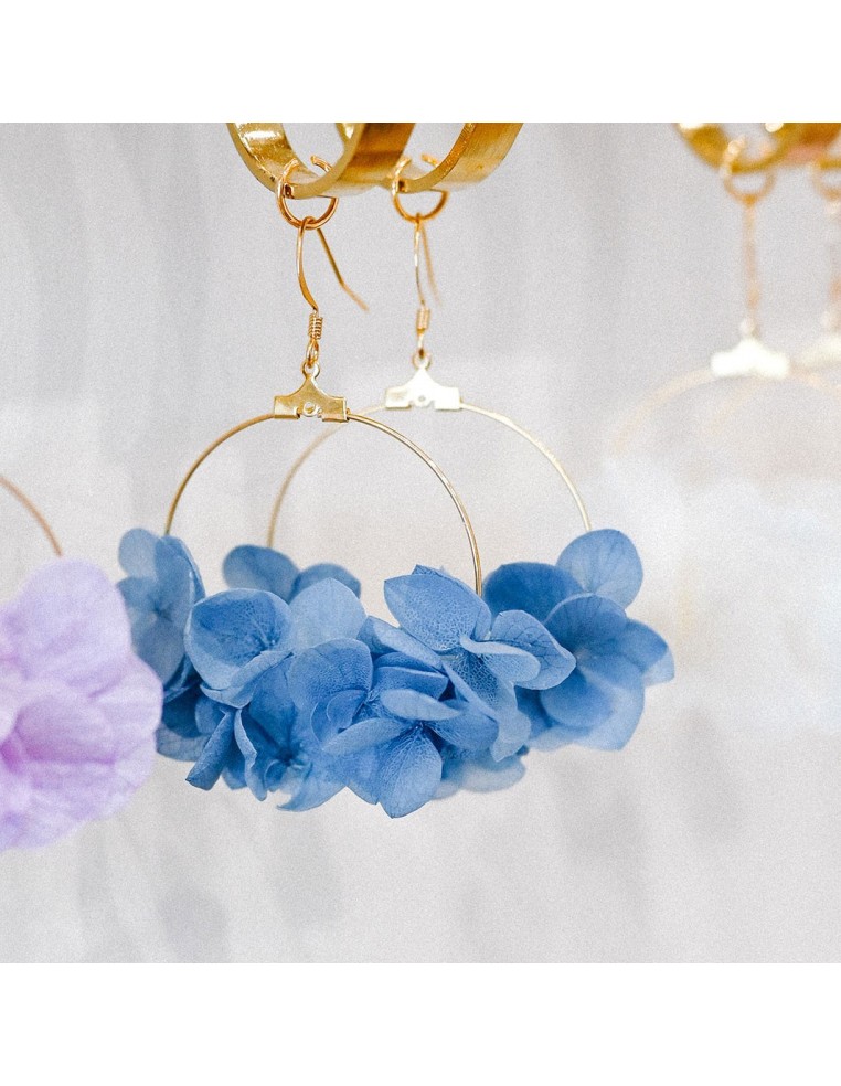 Boucles d'oreilles hortensias stabilisées bleu ciel - L'Atelier de Clotilde