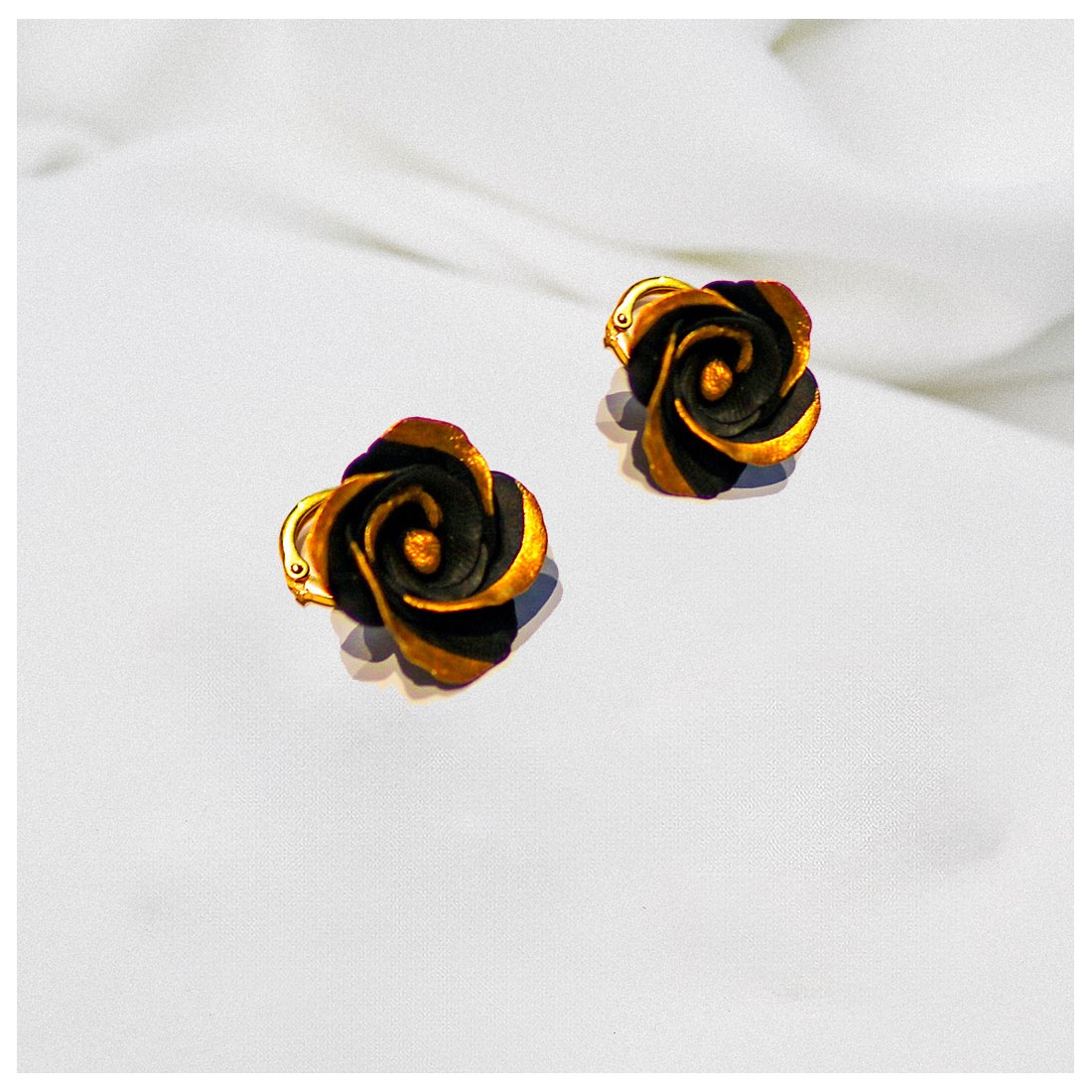 Boucles D'oreilles Dormeuses Années 60 - Doré Et Verre Vert - 2 Cm