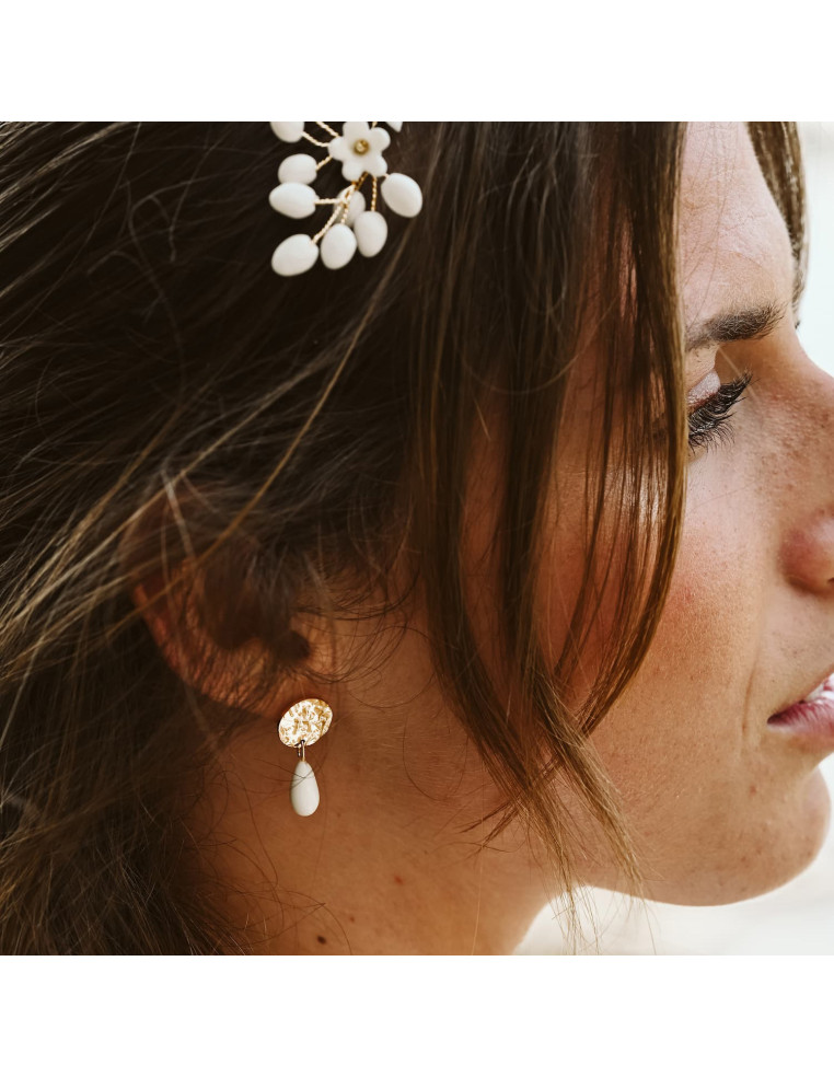 Boucles d'oreilles mariée Astrée - dorées et blanches - porcelaine froide