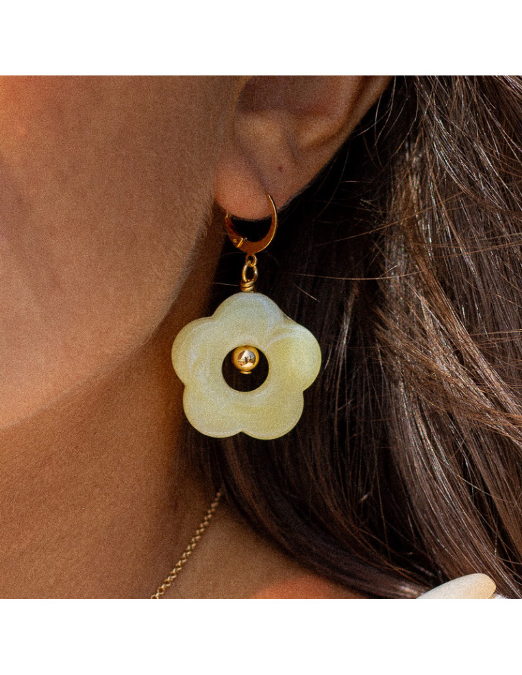 Boucles d'oreilles jaune pâle fleurs résine Pam - Comptoir Doré