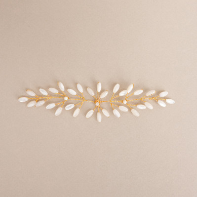 Vigne de cheveux mariage modèle Capucine en nacre naturelle et fil doré, accessoire pour chignon par Les Perles de la Bastide 2