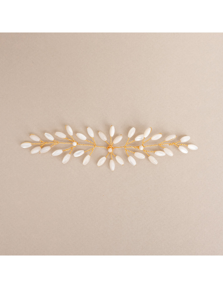 Vigne de cheveux mariage modèle Capucine en nacre naturelle et fil doré, accessoire pour chignon par Les Perles de la Bastide