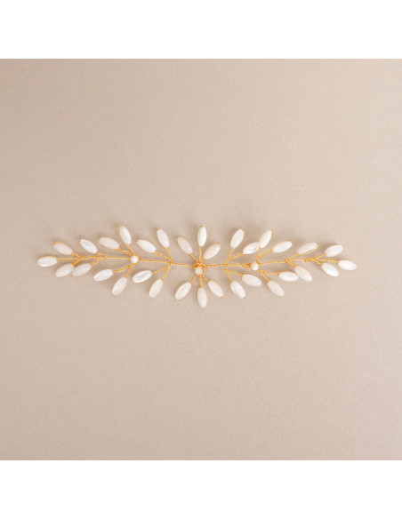 Vigne de cheveux mariage modèle Capucine en nacre naturelle et fil doré, accessoire pour chignon par Les Perles de la Bastide