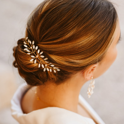 Vigne de cheveux mariage modèle Capucine en nacre naturelle et fil doré, accessoire pour chignon par Les Perles de la Bastide