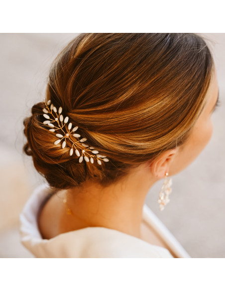 Vigne de cheveux mariage modèle Capucine en nacre naturelle et fil doré, accessoire pour chignon par Les Perles de la Bastide