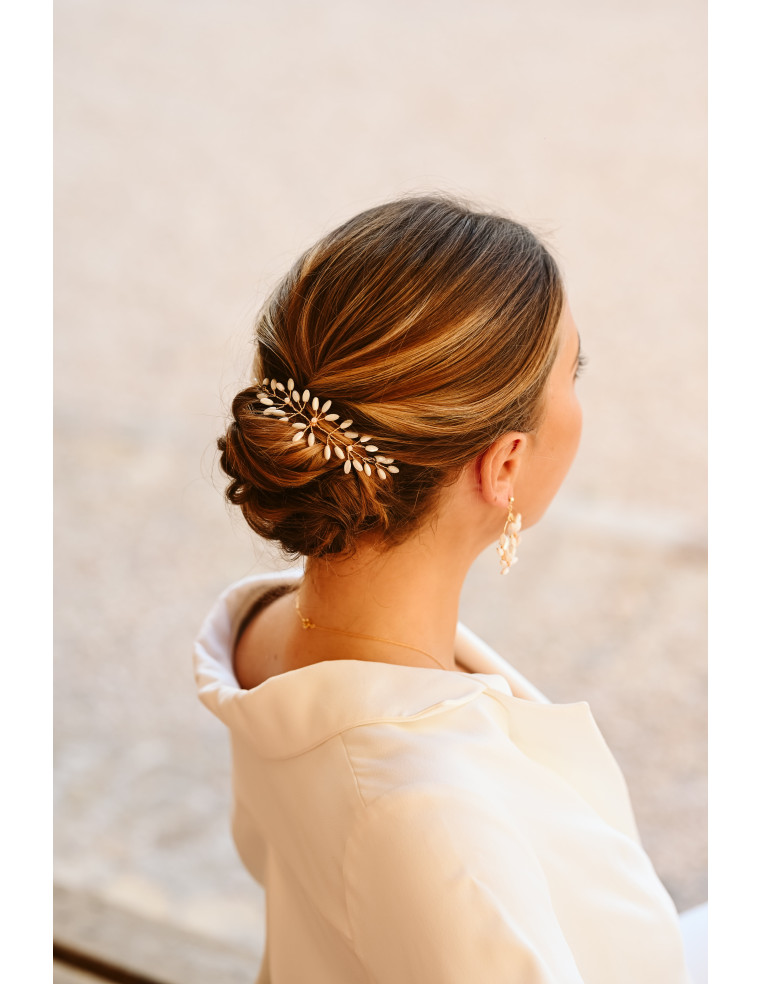 Vigne de cheveux mariage modèle Capucine en nacre naturelle et fil doré, accessoire pour chignon par Les Perles de la Bastide