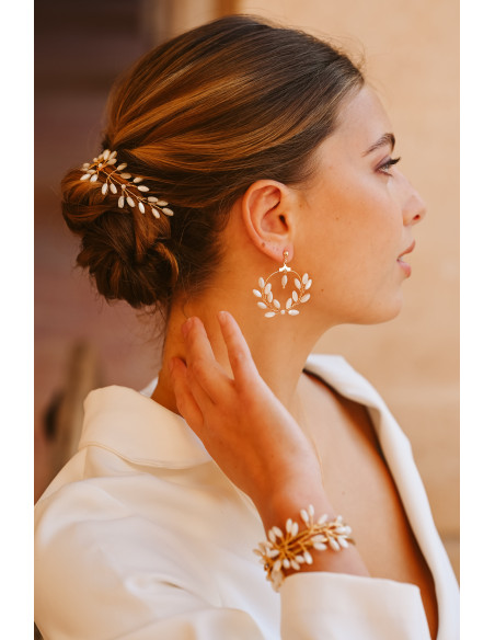 Vigne de cheveux mariage modèle Capucine en nacre naturelle et fil doré, accessoire pour chignon par Les Perles de la Bastide
