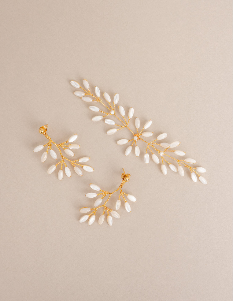 Vigne de cheveux mariage modèle Capucine en nacre naturelle et fil doré, accessoire pour chignon par Les Perles de la Bastide