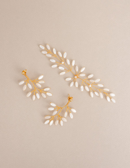 Vigne de cheveux mariage modèle Capucine en nacre naturelle et fil doré, accessoire pour chignon par Les Perles de la Bastide