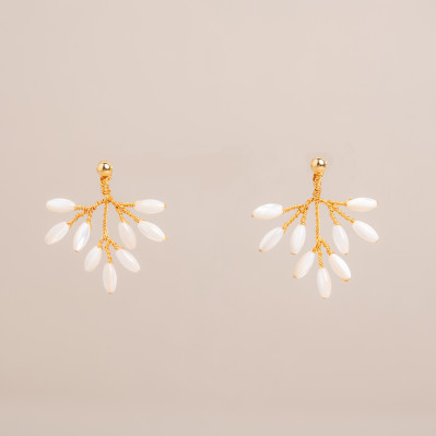 Boucles d'oreilles mariée en nacre Capucine – Les Perles de la Bastide - Comptoir Doré