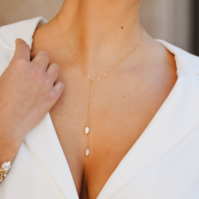 Collier de mariage long Demeter en gold-filled porté avec un décolleté plongeant - Comptoir Doré