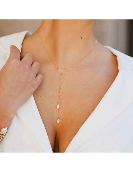 Collier de mariage long Demeter en gold-filled porté avec un décolleté plongeant - Comptoir Doré