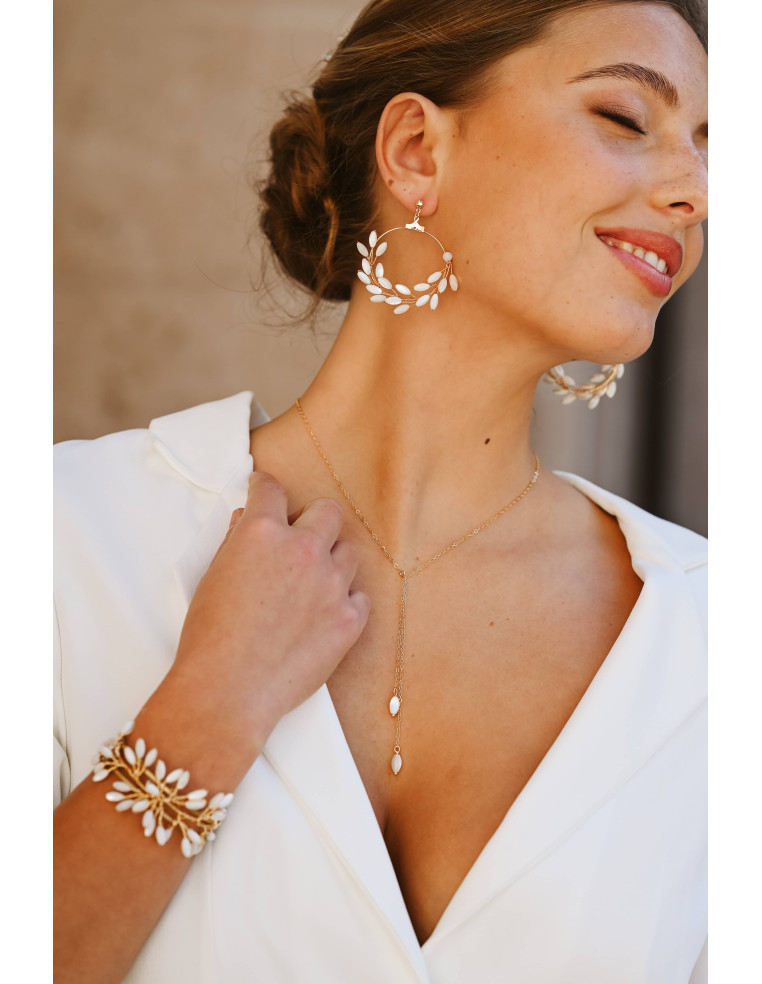 Collier de mariage long Demeter en gold-filled porté avec un décolleté plongeant - Comptoir Doré