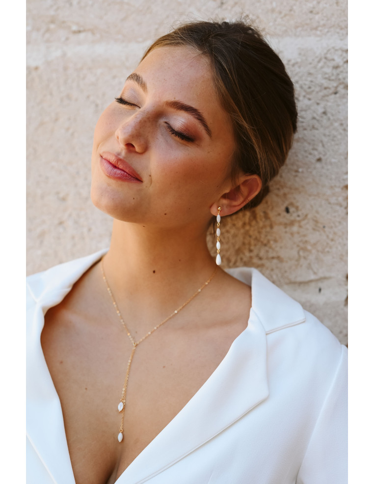 Collier de mariage long Demeter en gold-filled porté avec un décolleté plongeant - Comptoir Doré