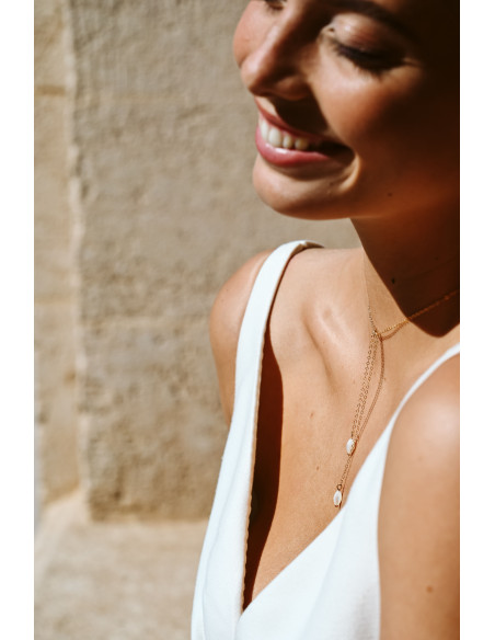 Collier de mariage long Demeter en gold-filled porté avec un décolleté plongeant - Comptoir Doré