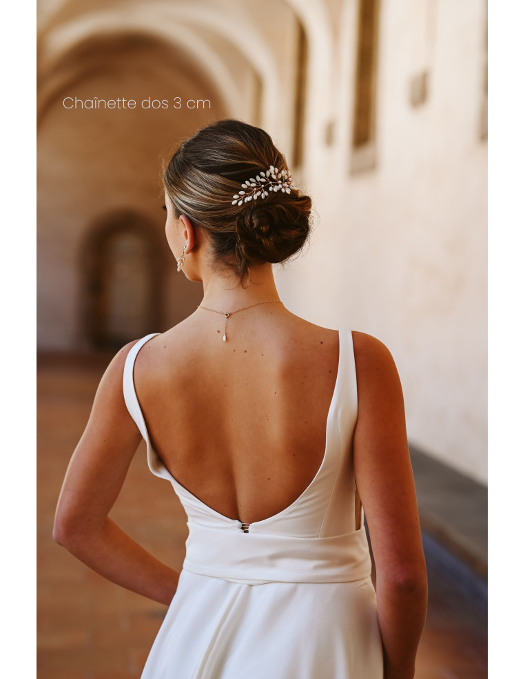 Collier de dos mariage long Demeter en gold-filled porté avec un décolleté plongeant - Comptoir Doré