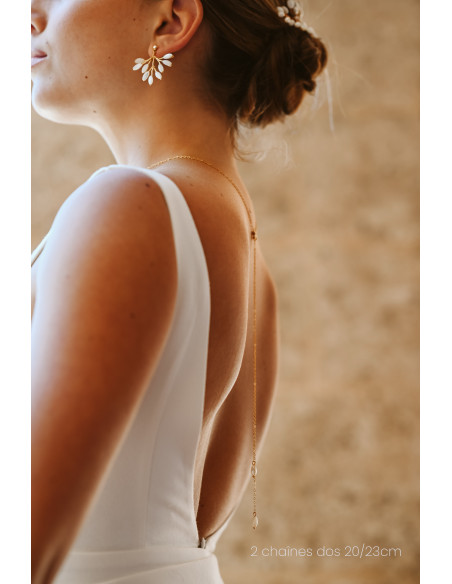 Collier de dos mariage long Demeter en gold-filled porté avec un décolleté plongeant - Comptoir Doré