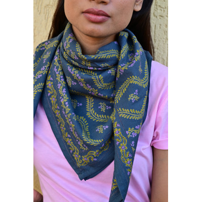 Grand foulard 100x100 cm Antoinette Bleu marine aux motifs floraux. 2