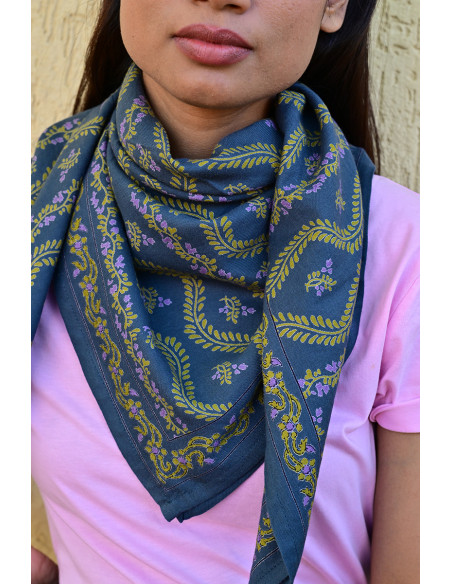 Gros plan sur l'impression manuelle aux encres végétales du modèle Antoinette.