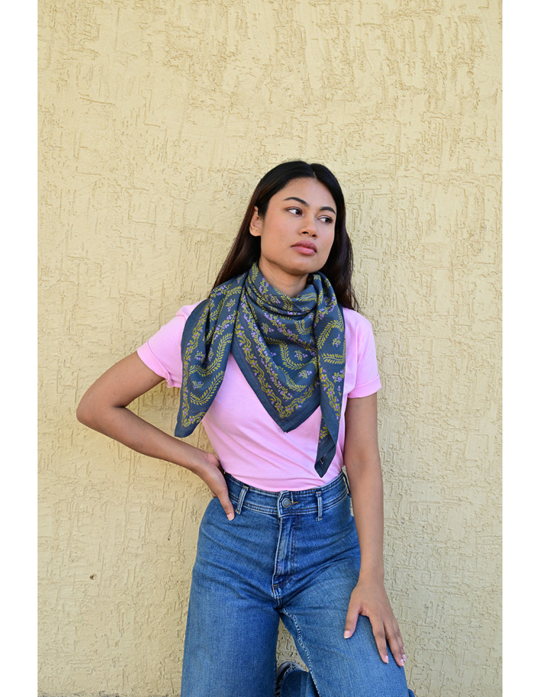 Femme portant le grand foulard Antoinette 100x100 cm noué autour du cou Byzantine