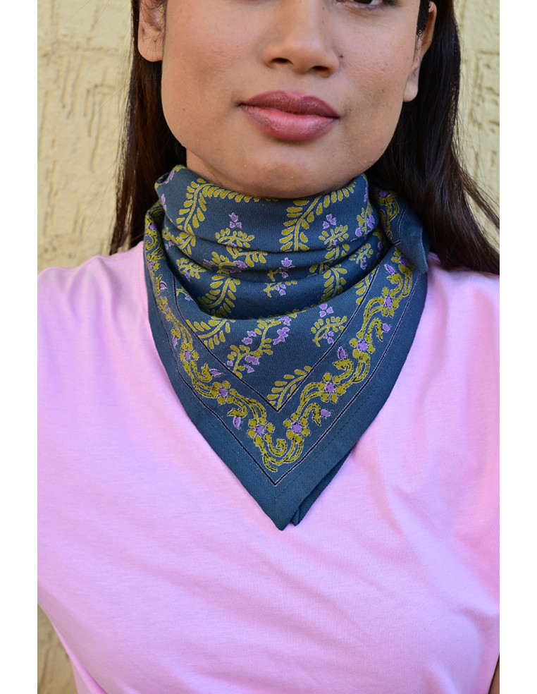 Gros plan sur l'impression manuelle aux encres végétales du modèle Antoinette.