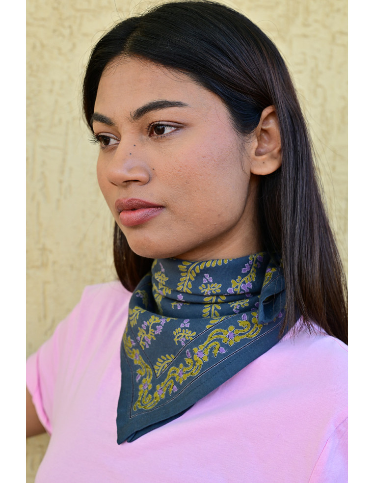 Gros plan sur l'impression manuelle aux encres végétales du modèle Antoinette.