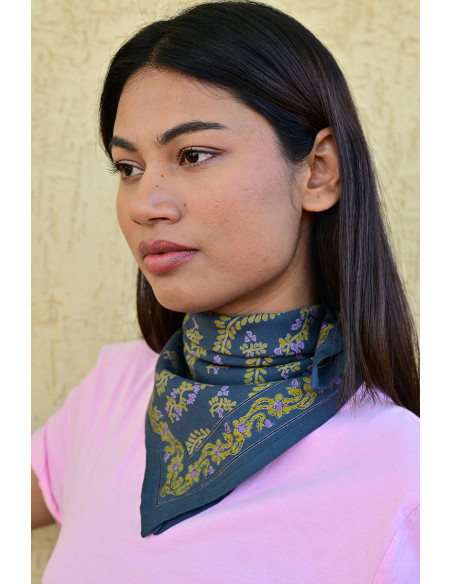 Gros plan sur l'impression manuelle aux encres végétales du modèle Antoinette.