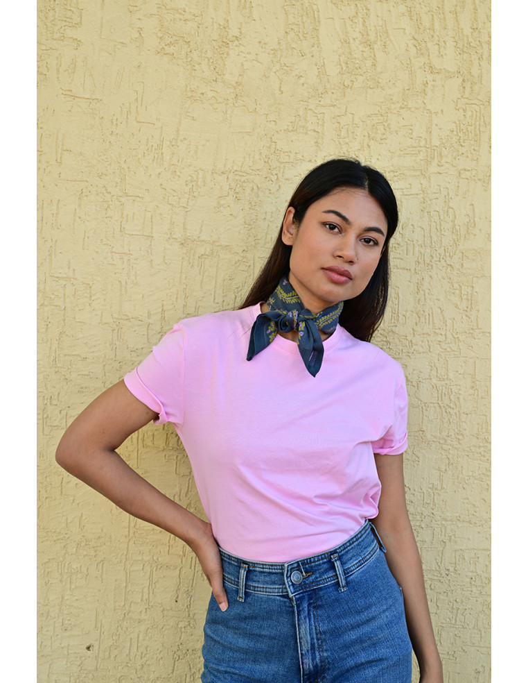 Femme portant le petit foulard Antoinette 50x50 cm noué autour du cou.