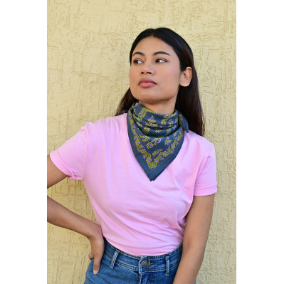 Petit foulard 50x50 cm Antoinette Bleu Marine aux motifs floraux. 2