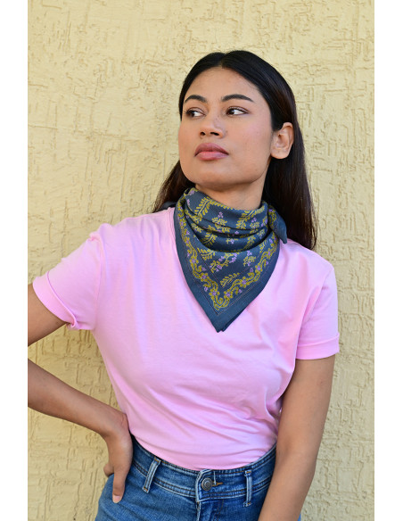 Femme portant le petit foulard Antoinette 50x50 cm noué autour du cou.