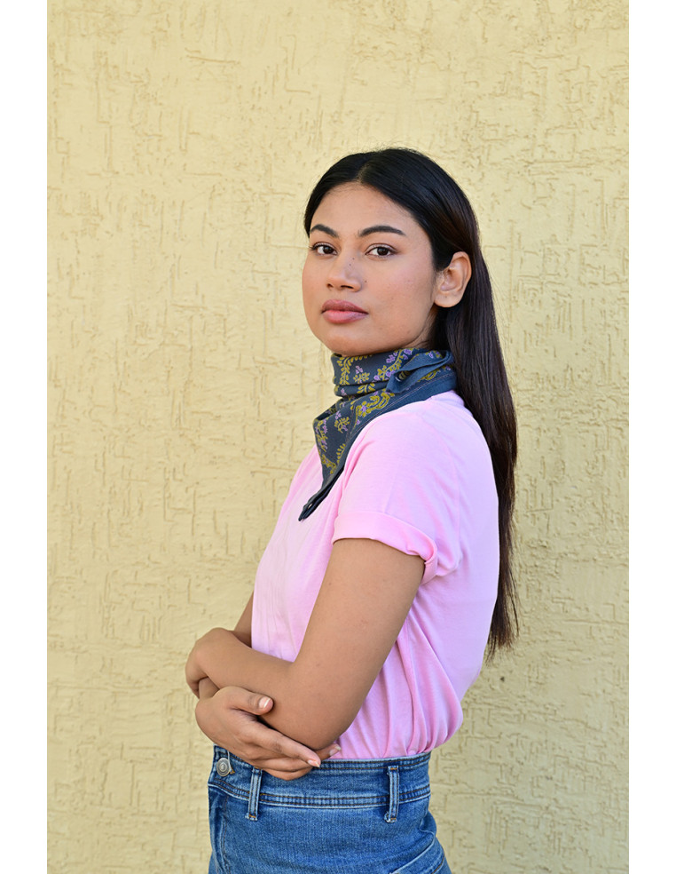 Femme portant le petit foulard Antoinette 50x50 cm noué autour du cou.