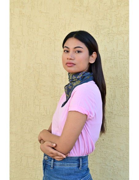 Femme portant le petit foulard Antoinette 50x50 cm noué autour du cou.