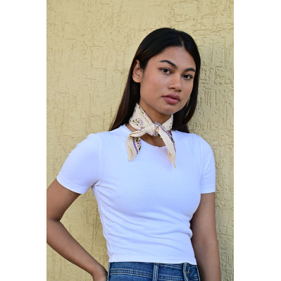 Femme portant le petit foulard Anastase latte 50x50 cm en bandana. 2