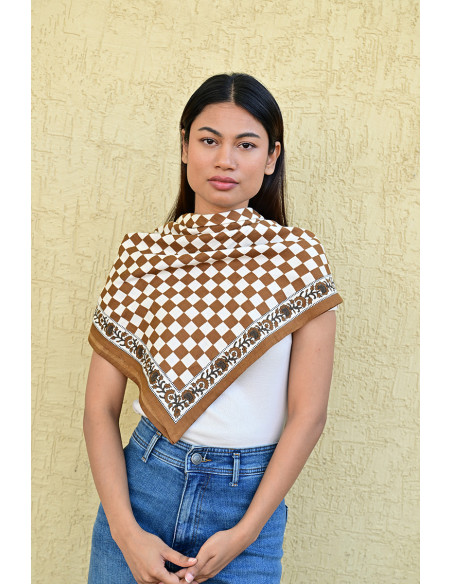 Grand foulard 100x100 cm Checks Bistre motif damier en coton.