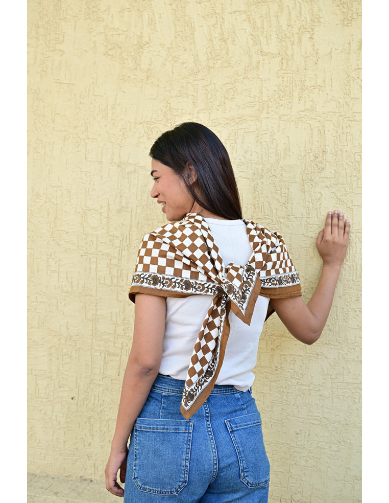 Femme portant le grand foulard Checks Bistre 100x100 cm.