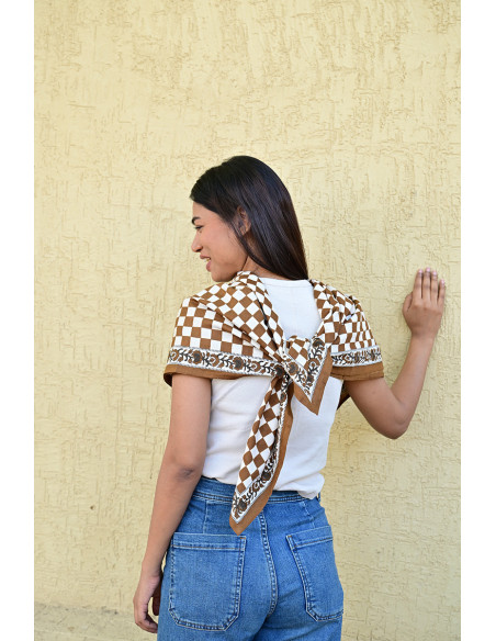 Femme portant le grand foulard Checks Bistre 100x100 cm.