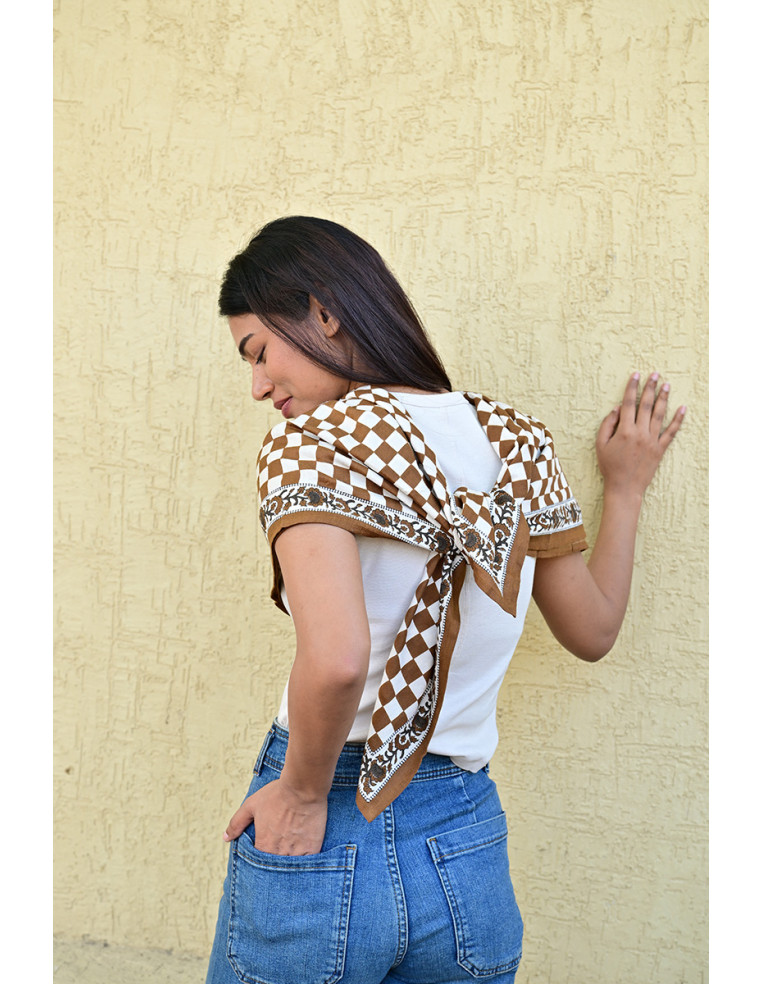 Femme portant le grand foulard Checks Bistre 100x100 cm.