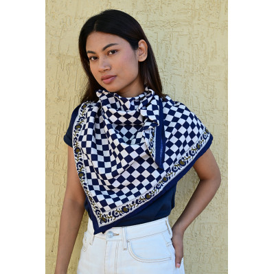 Grand foulard 100x100 cm Checks Bleu Marine motif damier en coton. 2