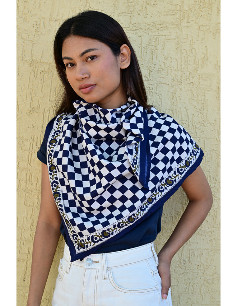 Grand foulard 100x100 cm Checks Bleu Marine motif damier en coton.