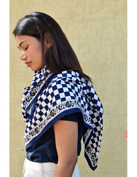 Grand foulard 100x100 cm Checks Bleu Marine motif damier en coton.