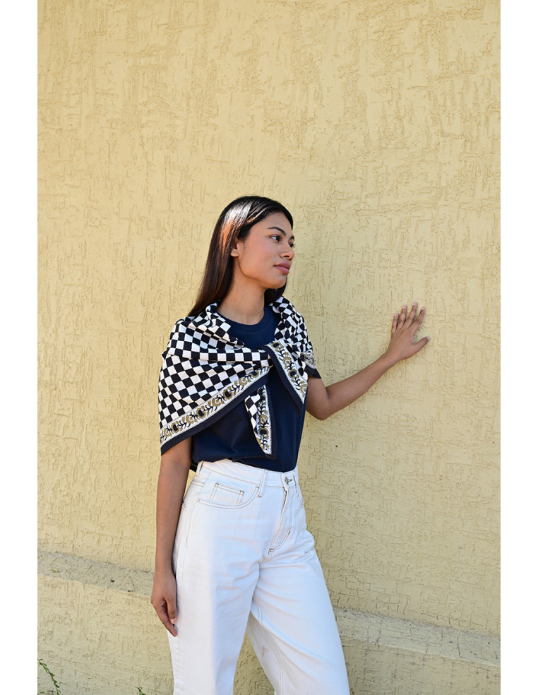 Grand foulard 100x100 cm Checks Nuit motif damier en coton.