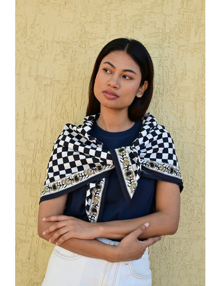 Femme portant le grand foulard Checks Nuit 100x100 cm.