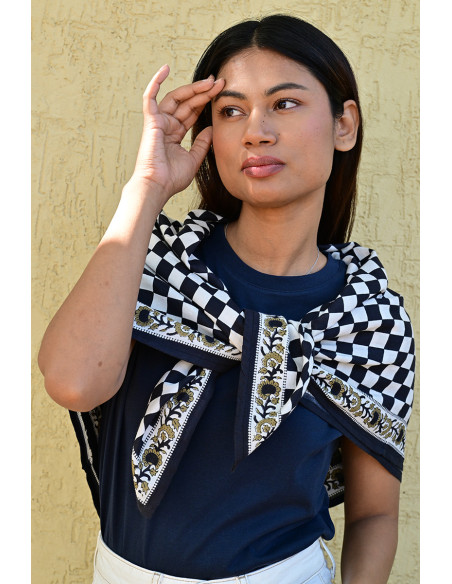 Femme portant le grand foulard Checks Nuit 100x100 cm.