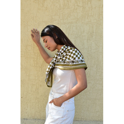 Grand foulard 100x100 cm Checks Vert motif damier en coton. 2