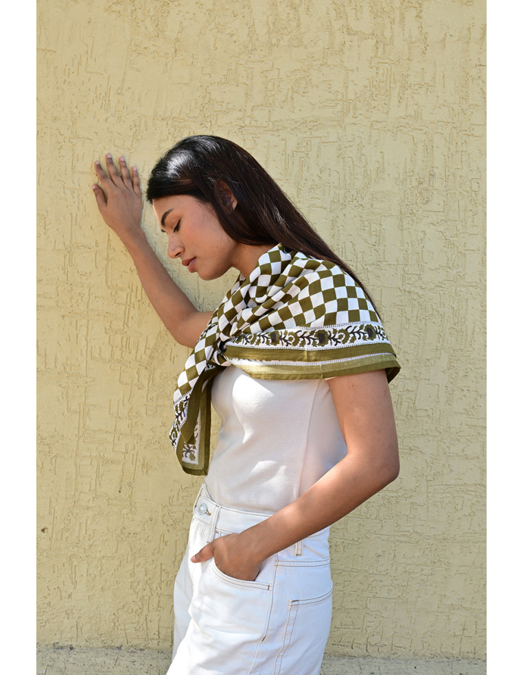 Femme portant le grand foulard Checks Vert 100x100 cm.