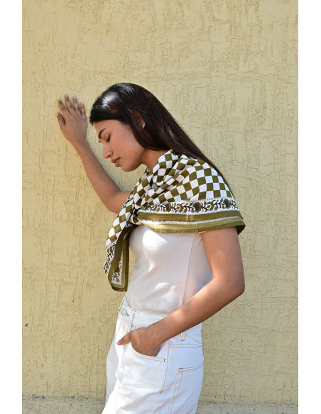 Femme portant le grand foulard Checks Vert 100x100 cm.