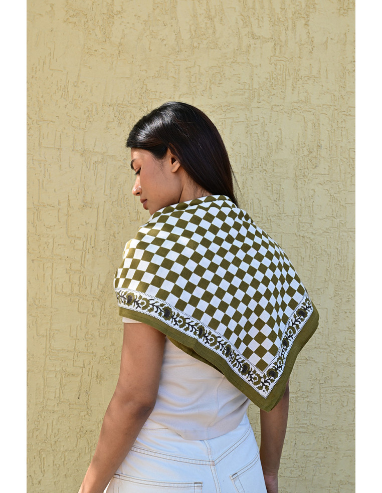 Femme portant le grand foulard Checks Vert 100x100 cm.